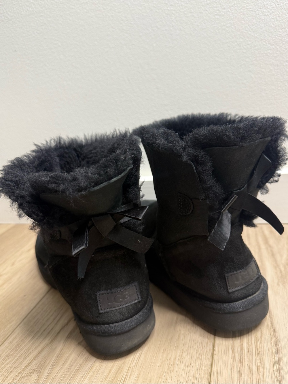 UGG Bailey Bow Black Suede Shearling Boots Women’s Size 10 Ribbon Back